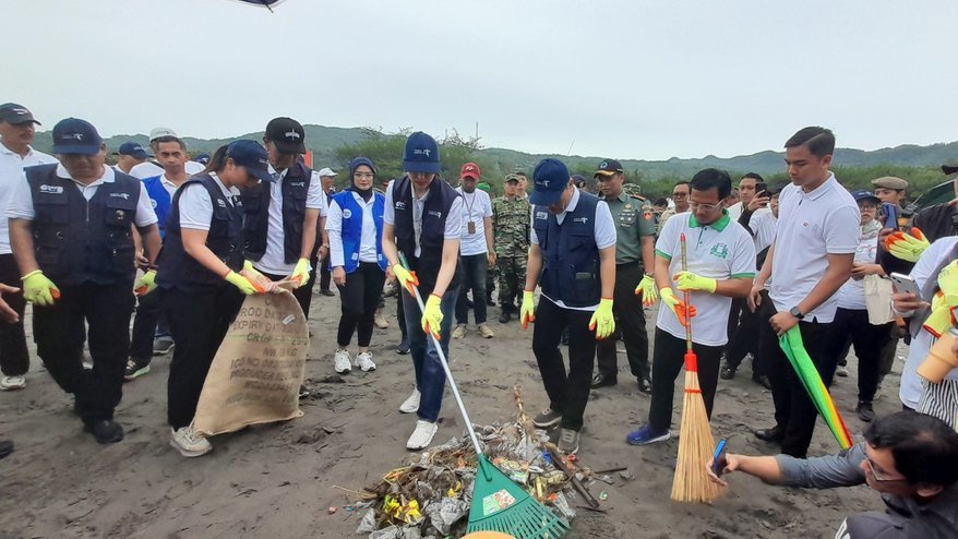 Dilema Musim Hujan: Saat Indahnya Pantai jadi Berhiaskan Sampah Dilema Musim Hujan: Saat Indahnya Pantai jadi Berhiaskan Sampah