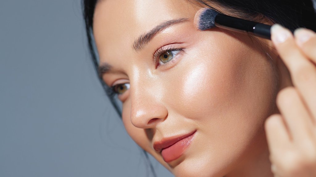 Mengenal Highlighter dan 8 Fungsinya dalam Make Up Mengenal Highlighter dan 8 Fungsinya dalam Make Up