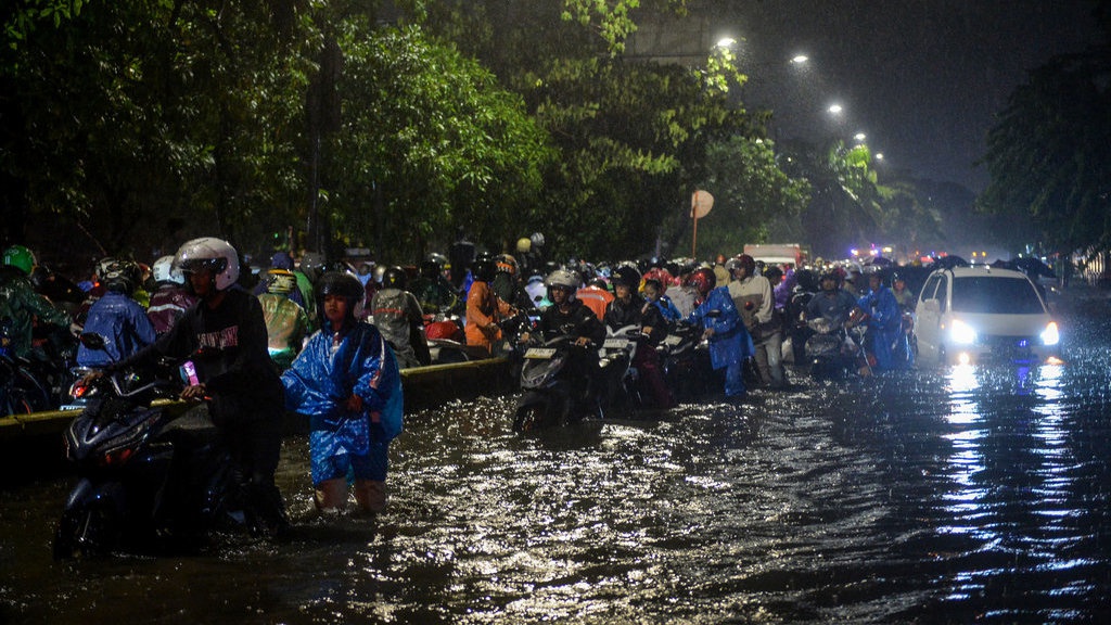 Lebih dari 2.000 Warga Mengungsi Akibat Banjir di Jakarta Lebih dari 2.000 Warga Mengungsi Akibat Banjir di Jakarta