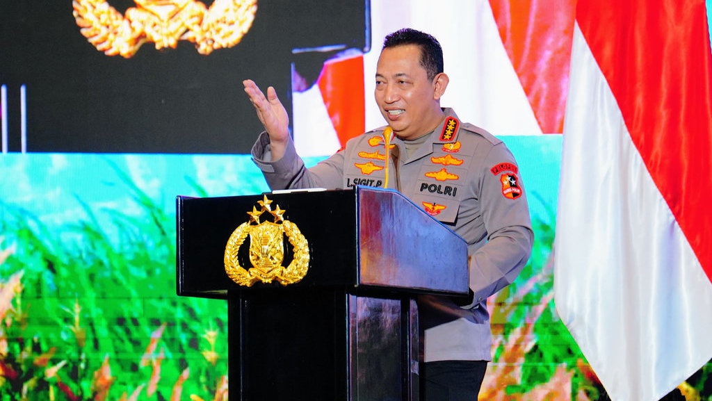 Kapolri Berikan Penghargaan Kepada Sepupu Briptu Anumerta Ghalib