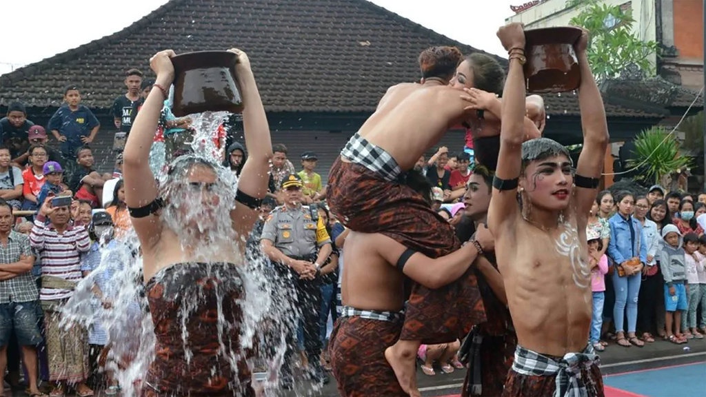 Omed-omedan, Tradisi Turun temurun Setelah Nyepi Omed-omedan, Tradisi Turun temurun Setelah Nyepi