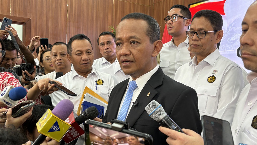 Lantik 4 Pejabat Baru, Bahlil Serukan Penertiban Tambang Ilegal Lantik 4 Pejabat Baru, Bahlil Serukan Penertiban Tambang Ilegal