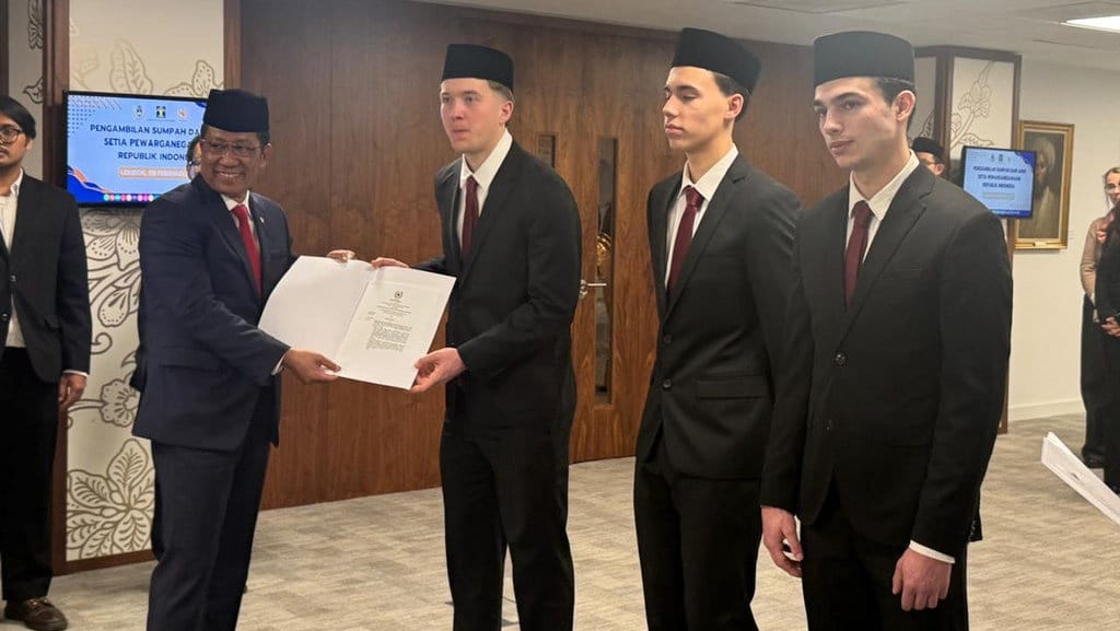 Ole Romeny, Tim Geypens, & Dion Markx Ambil Sumpah WNI di London Ole Romeny, Tim Geypens, & Dion Markx Ambil Sumpah WNI di London