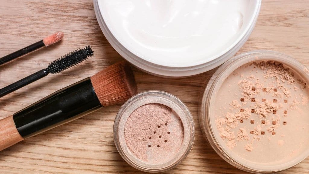 Bedak untuk Usia 30 Tahun ke Atas, dari Padat hingga Tabur