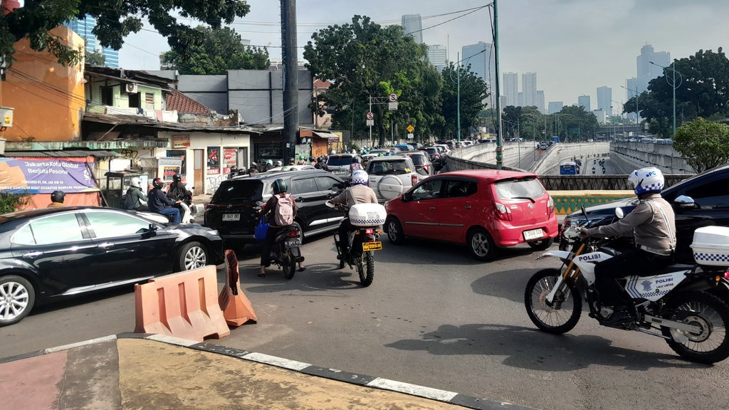 Polda Metro Jaya Kerahkan Tim Pengurai Kemacetan di Jakarta Polda Metro Jaya Kerahkan Tim Pengurai Kemacetan di Jakarta