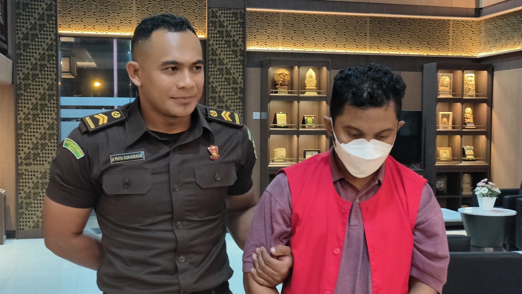 Kejati Bali Tangkap Buron Penipuan Dana Rp230 Juta Milik 46 PMI Kejati Bali Tangkap Buron Penipuan Dana Rp230 Juta Milik 46 PMI