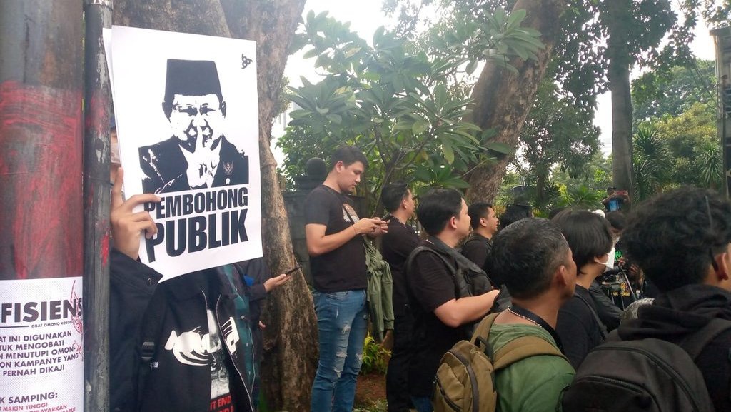 Gen Z di Aksi Indonesia Gelap: Marah, Kritis, & Membawa Harapan Gen Z di Aksi Indonesia Gelap: Marah, Kritis, & Membawa Harapan