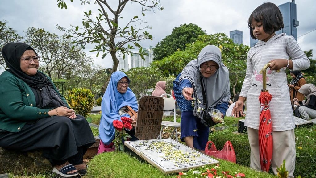 Contoh Doa Ziarah Kubur Orang Tua Saat Lebaran, Latin & Artinya Contoh Doa Ziarah Kubur Orang Tua Saat Lebaran, Latin & Artinya