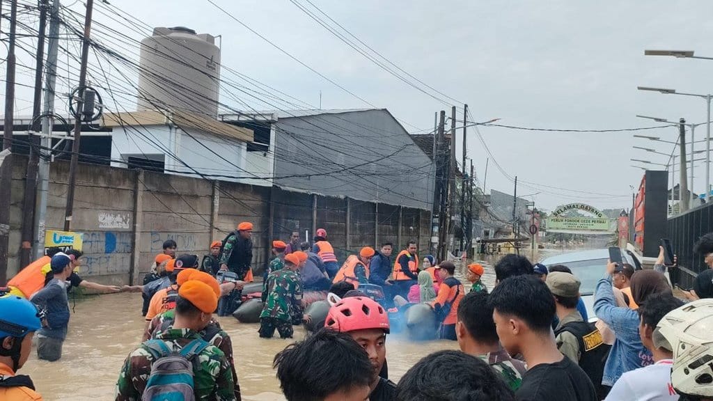 Kopasgat Kerahkan Tim Bantu Evakuasi Korban Banjir Jabodetabek Kopasgat Kerahkan Tim Bantu Evakuasi Korban Banjir Jabodetabek
