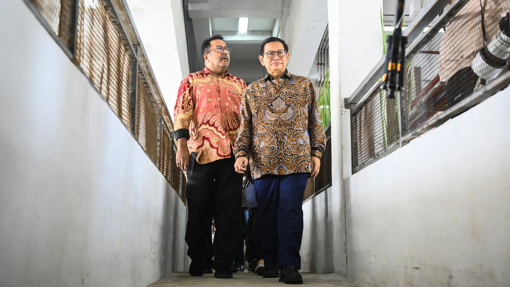 Pramono Serahkan Kunci Rusun Kepada Warga Eks Kampung Bayam Pramono Serahkan Kunci Rusun Kepada Warga Eks Kampung Bayam