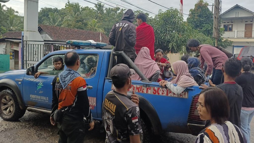 Kemensos Kirim Bantuan untuk Korban Banjir dan Longsor Sukabumi Kemensos Kirim Bantuan untuk Korban Banjir dan Longsor Sukabumi
