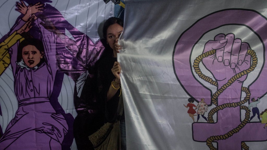 Nasib Female Breadwinners: Beban Ganda dan Diskriminasi Nasib Female Breadwinners: Beban Ganda dan Diskriminasi