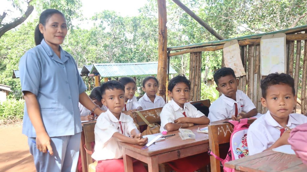 Jejak Kaki Vinsensia, Mengajar dengan Hati di Pelosok Indonesia Jejak Kaki Vinsensia, Mengajar dengan Hati di Pelosok Indonesia