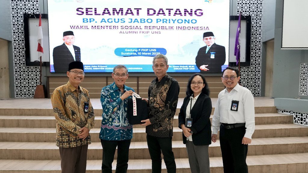 Wamensos Agus Jabo Priyono Dianugerahi Gelar Alumni Terbaik UNS Wamensos Agus Jabo Priyono Dianugerahi Gelar Alumni Terbaik UNS