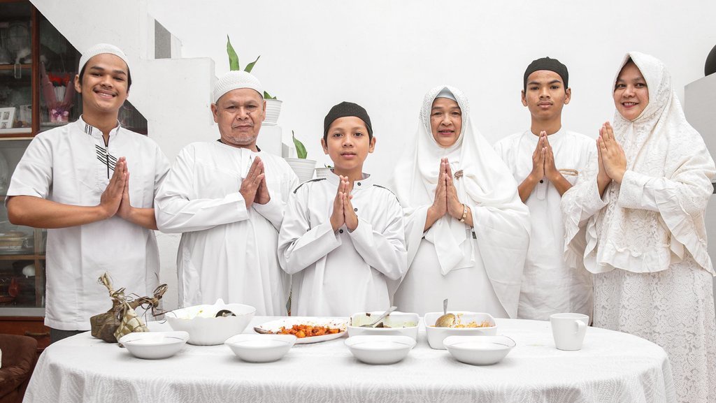 25 Pantun Halal Bihalal Idul Fitri 2 dan 4 Baris yang Lucu 25 Pantun Halal Bihalal Idul Fitri 2 dan 4 Baris yang Lucu