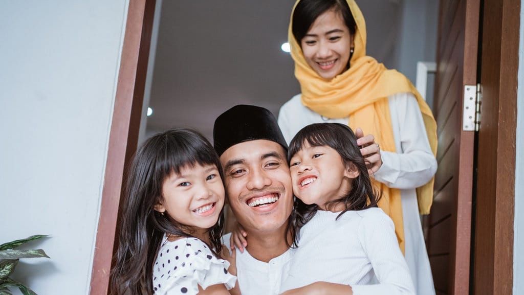 Teks Prompt Gemini AI Foto Ayah, Ibu, Anak 3-4 Orang di Studio