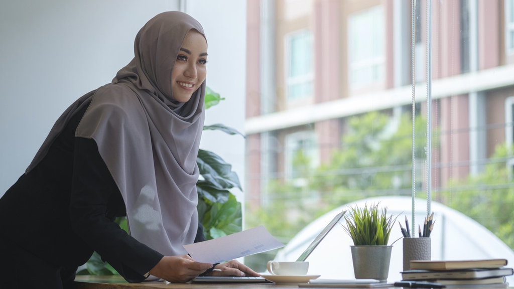 Baju Hitam Cocok dengan Jilbab Warna Apa? Ini 8 Rekomendasinya Baju Hitam Cocok dengan Jilbab Warna Apa? Ini 8 Rekomendasinya