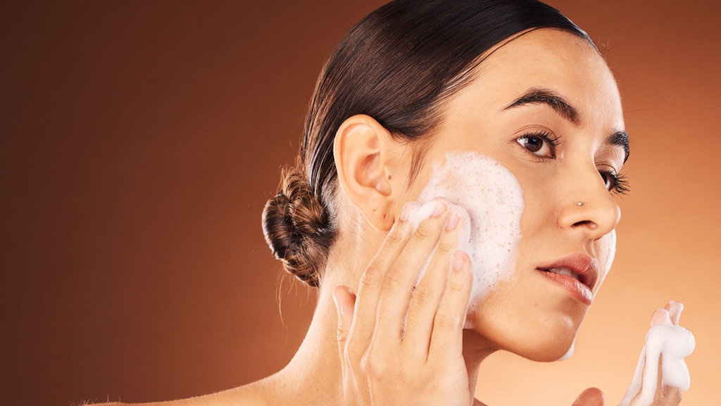 10 Rekomendasi Sabun Cuci Muka untuk Flek Hitam Usia 40 Tahun 10 Rekomendasi Sabun Cuci Muka untuk Flek Hitam Usia 40 Tahun