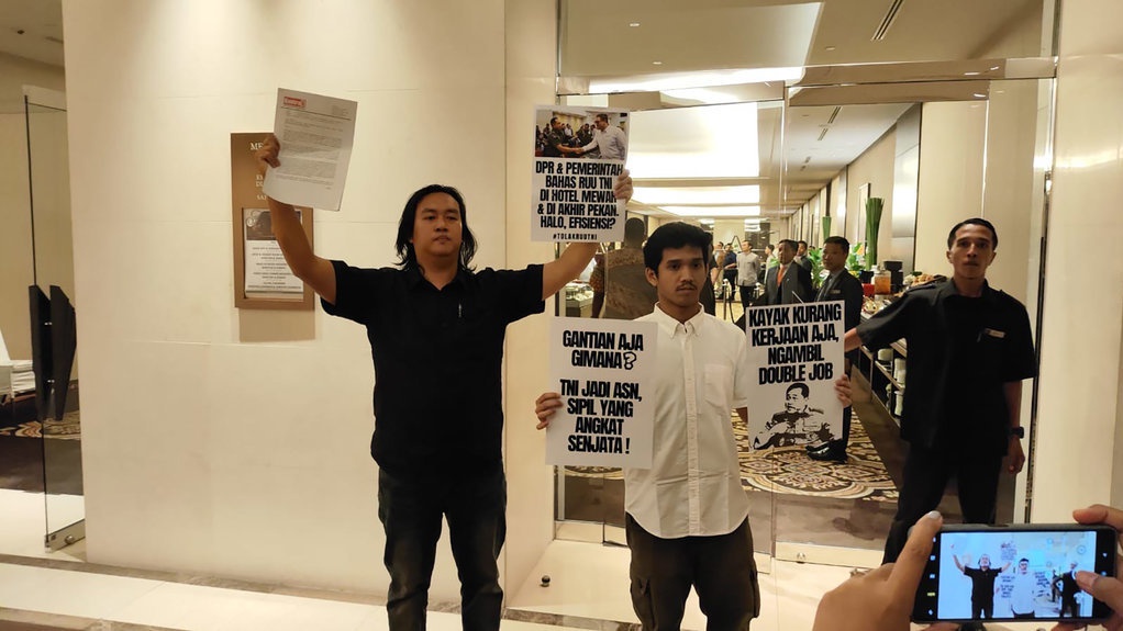 KontraS Geruduk Rapat Tertutup Revisi UU TNI di Hotel Mewah KontraS Geruduk Rapat Tertutup Revisi UU TNI di Hotel Mewah
