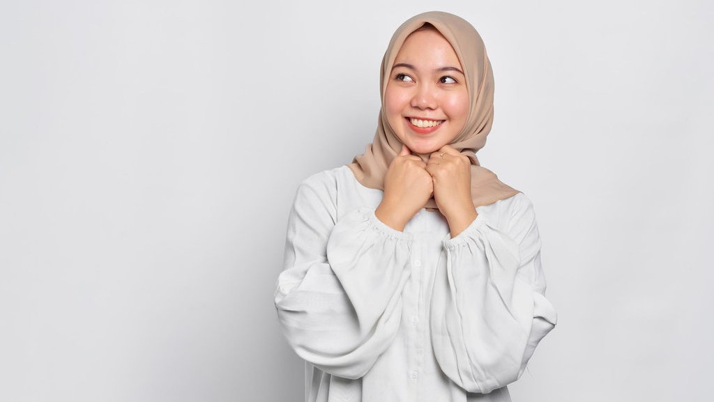 10 Rekomendasi Ide Outfit Bukber Warna Putih