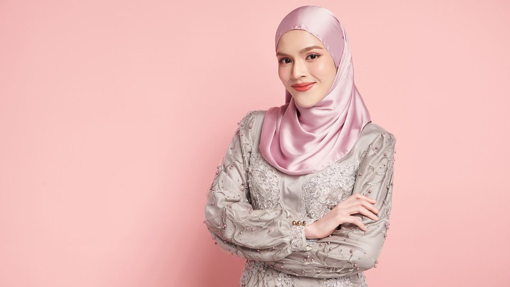 7 Warna Jilbab yang Cocok dengan Baju Silver