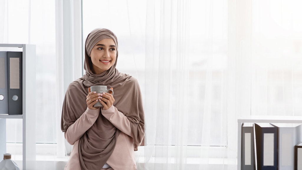 7 Ide Warna Jilbab yang Cocok dengan Baju Taupe 7 Ide Warna Jilbab yang Cocok dengan Baju Taupe