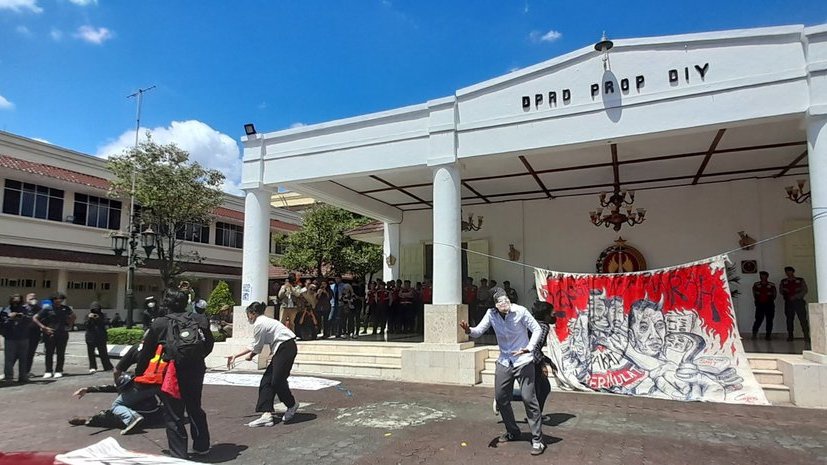 Jogja Memanggil Gelar Teatrikal Tolak Pengesahan Revisi UU TNI Jogja Memanggil Gelar Teatrikal Tolak Pengesahan Revisi UU TNI