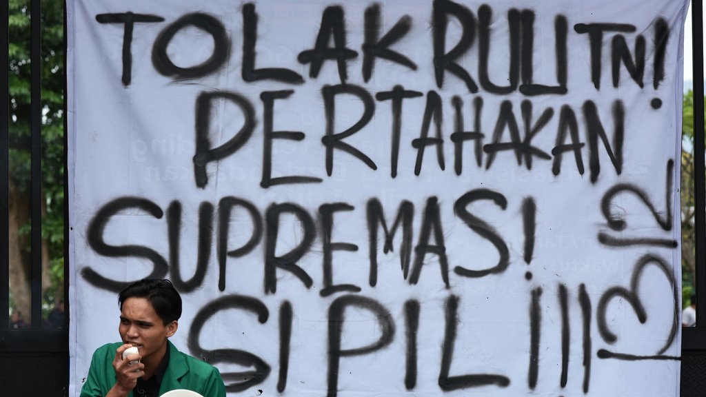 Benarkah Masyarakat Sipil Tak Bisa Gugat UU TNI? Benarkah Masyarakat Sipil Tak Bisa Gugat UU TNI?