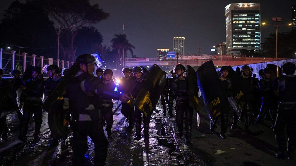 Petugas Bubarkan Paksa Pedemo Minta UU TNI Dicabut di DPR