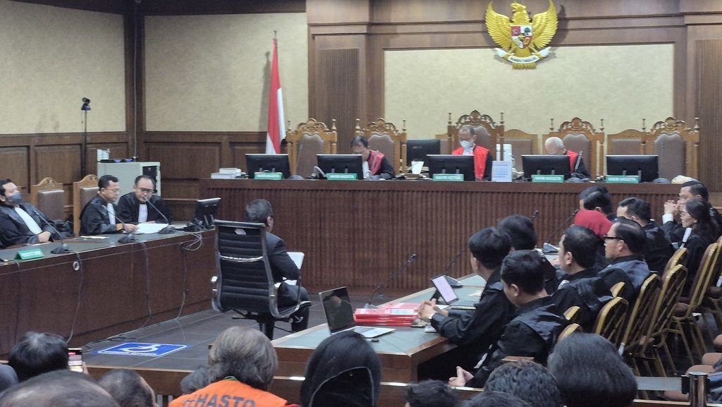 Bacakan Eksepsi, Hasto Klaim Diintimidasi usai Pecat Jokowi Bacakan Eksepsi, Hasto Klaim Diintimidasi usai Pecat Jokowi