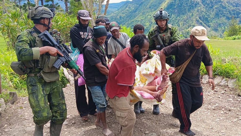 Satgas Damai Cartenz Lanjut Evakuasi Korban Penyerangan di Papua Satgas Damai Cartenz Lanjut Evakuasi Korban Penyerangan di Papua