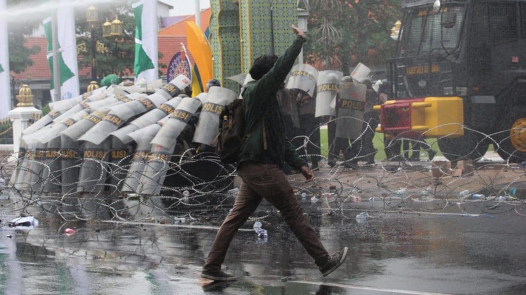 Demo Tolak Revisi UU TNI di Surabaya Rusuh, 25 Orang Ditangkap Demo Tolak Revisi UU TNI di Surabaya Rusuh, 25 Orang Ditangkap