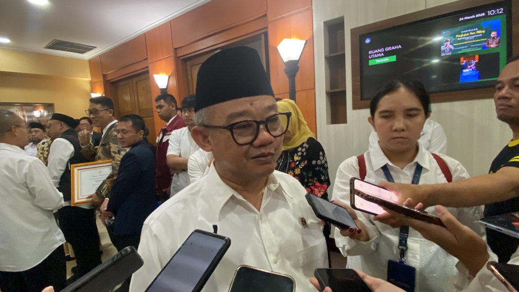 Mendikdasmen Sebut Guru Sekolah Rakyat akan Dikontrak Khusus Mendikdasmen Sebut Guru Sekolah Rakyat akan Dikontrak Khusus