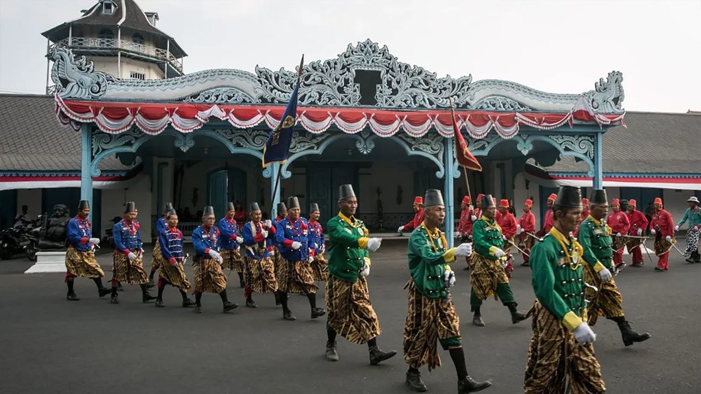Derap Atraksi Prajurit Keraton Solo dan Seretnya Regenerasi Derap Atraksi Prajurit Keraton Solo dan Seretnya Regenerasi
