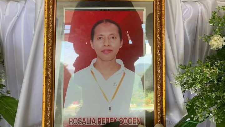 Isak Tangis Iringi Kedatangan Jenazah Guru Rosalia dari Papua