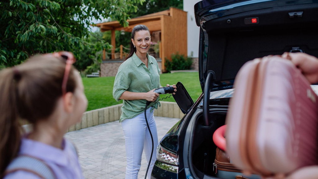 Hemat-Hemat Konsumsi BBM lewat Mudik dengan Mobil Listrik Hemat-Hemat Konsumsi BBM lewat Mudik dengan Mobil Listrik