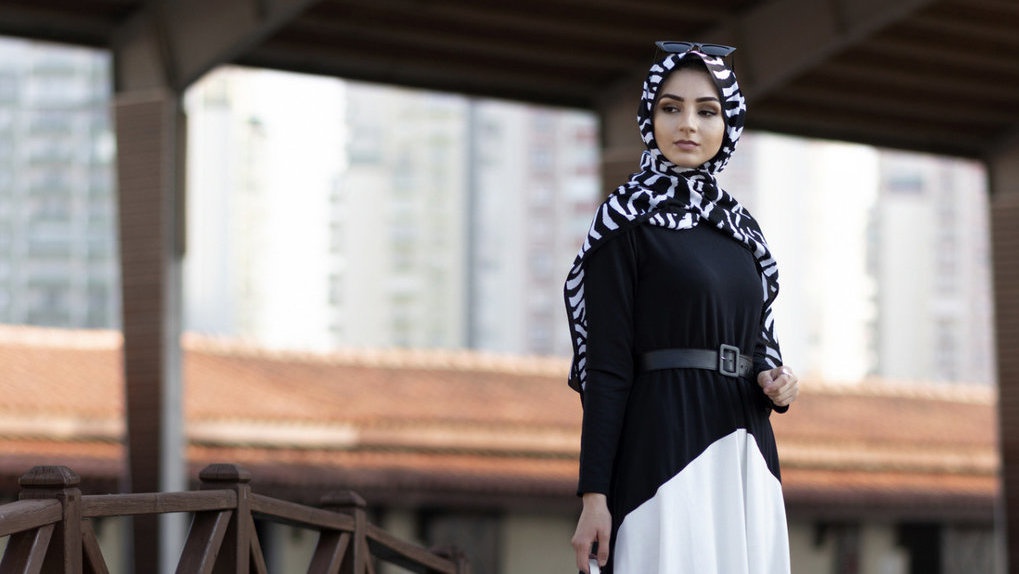 7 Inspirasi Baju yang Cocok untuk Outfit Rok Hitam 7 Inspirasi Baju yang Cocok untuk Outfit Rok Hitam