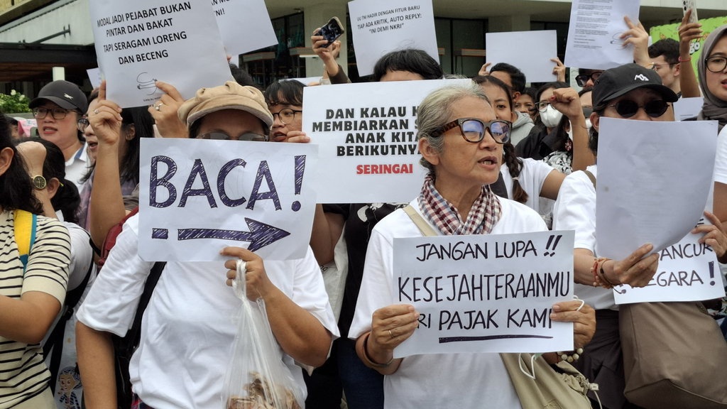 Para Ibu Ikut Aksi Tolak Revisi Undang Undang TNI