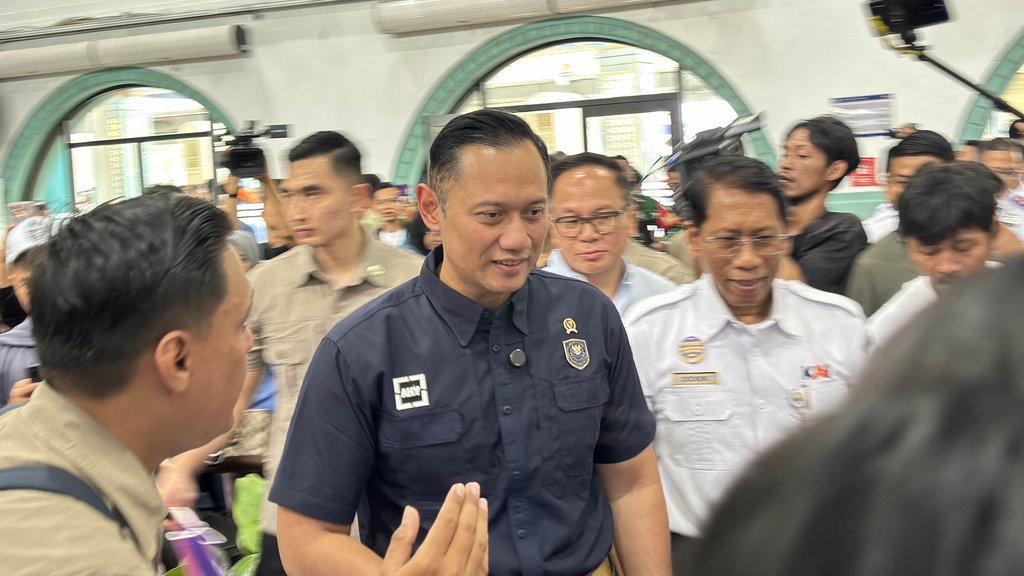 Menko AHY Tinjau Stasiun Pasar Senen, Pastikan Mudik Aman