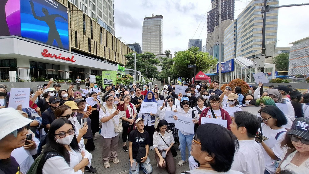 Ibu-ibu Demo Tolak RUU TNI, Singgung Kelamnya Militerisme Orba