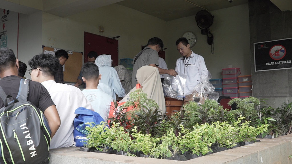 Tahanan KPK Dapat Kunjungan dari Keluarga usai Salat Id di Rutan Tahanan KPK Dapat Kunjungan dari Keluarga usai Salat Id di Rutan
