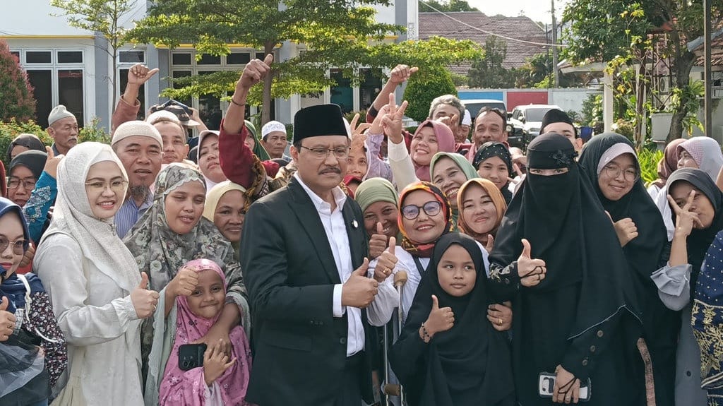 Mensos Salat Id Bersama Kelompok Rentan di Sentra Mulya Jaya Mensos Salat Id Bersama Kelompok Rentan di Sentra Mulya Jaya