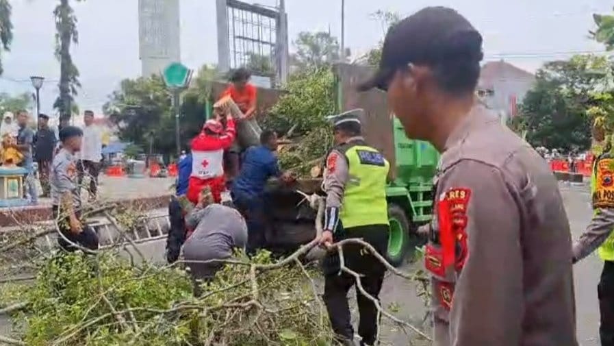 Tragedi di Alun-Alun Pemalang Jelang Salat Id, 2 Orang Tewas Tragedi di Alun-Alun Pemalang Jelang Salat Id, 2 Orang Tewas