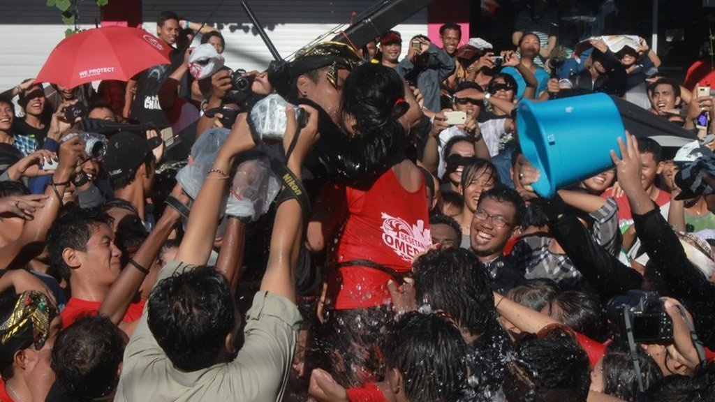 Omed-omedan Bali: Makna di Balik Tradisi Unik Saling Peluk-Cium Omed-omedan Bali: Makna di Balik Tradisi Unik Saling Peluk-Cium