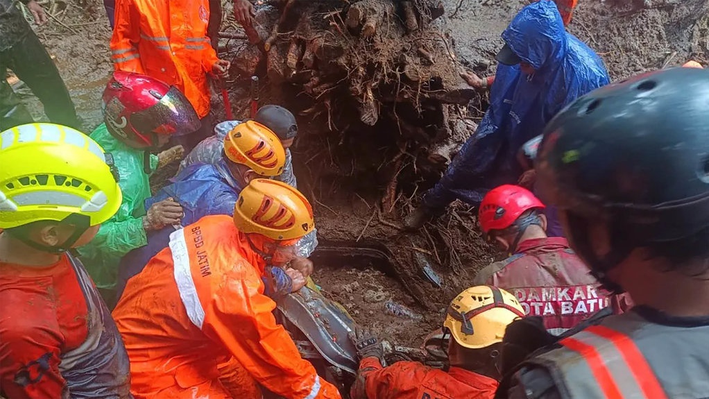 10 Korban Tanah Longsor Jalur Cangar-Pacet Ditemukan Meninggal