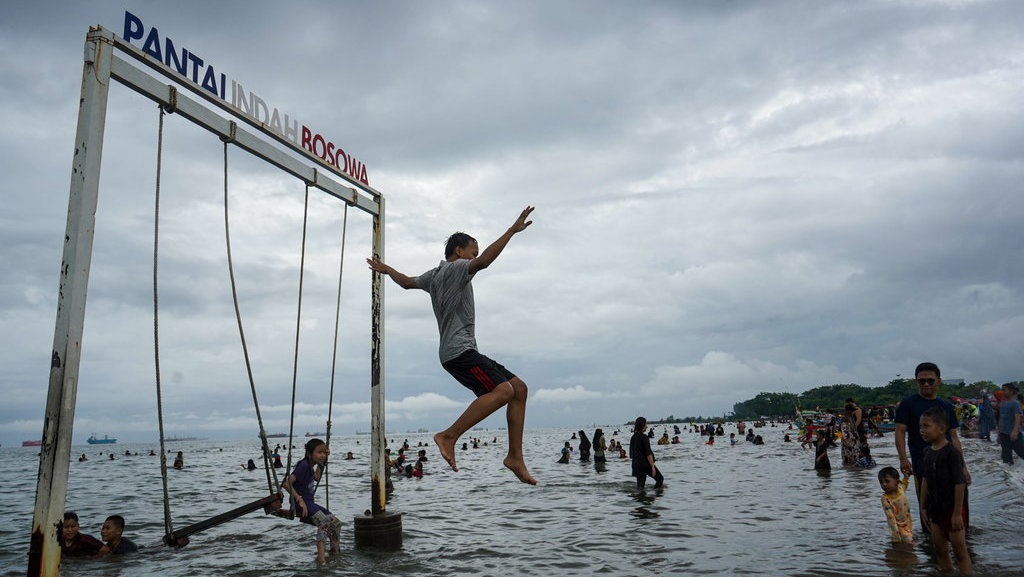 5 Cerpen Liburan Sekolah ke Pantai Bersama Teman dan Keluarga 5 Cerpen Liburan Sekolah ke Pantai Bersama Teman dan Keluarga