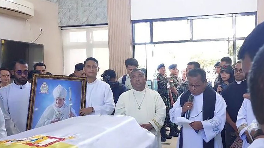 Jenazah Uskup Emeritus Mgr Petrus Turang Tiba di Kupang
