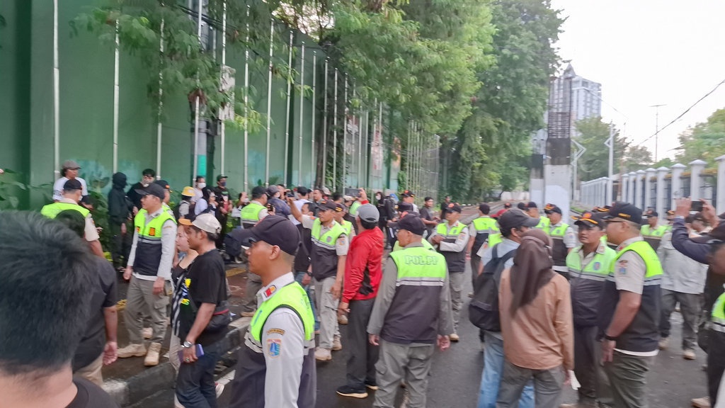 Satpol PP Bubarkan Kemah Damai Tolak UU TNI di Gerbang DPR Satpol PP Bubarkan Kemah Damai Tolak UU TNI di Gerbang DPR