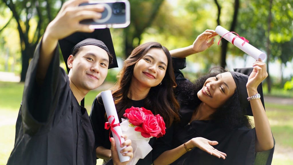 45 Ucapan Happy Graduation untuk Sahabat Bahasa Inggris & Arti 45 Ucapan Happy Graduation untuk Sahabat Bahasa Inggris & Arti