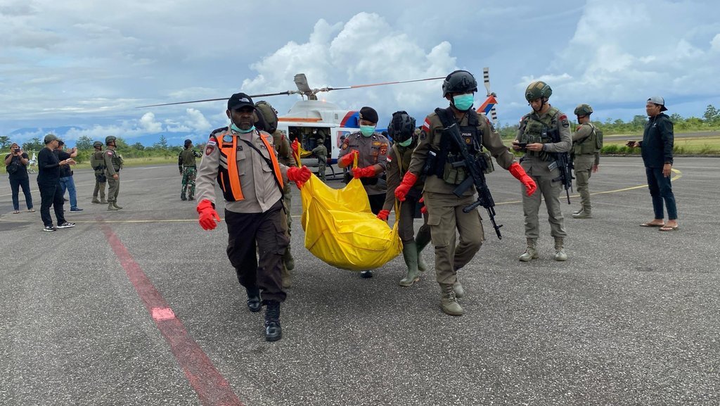 TNI-Polri Evakuasi 2 Korban Tewas Akibat Penyerangan di Yahukimo